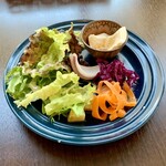 バルバルキッチンアメリ - いつものランチサラダ
      玉葱のマリネの甘さにびっくり！この店のサラダは素材の鮮度の良さに毎回感心する。丁寧な仕事を施された野菜は本当に美味しい。