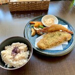 バルバルキッチンアメリ - 有頭海老フライ＆国産豚ロースの香草パン粉焼き(¥1,380)
      豚ロースの香草パン粉焼きは食べごたえ十分。
      香草の香りは強過ぎず、豚肉の質の良さが生きている。
      美味！