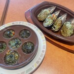 Saizeriya - エスカルゴのオーブン焼き　400円　ムール貝のガーリック焼き　400円！