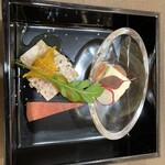 THE DINING - 【3シェフズ シグネチャーコース②/10】  〈前菜［三段重］〉二ノ段［洋食］（パテ ド カンパーニュ マーマレード添え・スモークサーモンとクリームチーズのヌガー仕立て）