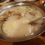 中国茶房8 - 北京ダックを食べた後のガラで作ったスープ。 同じく端肉を使った野菜炒めと。満腹。