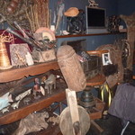 アフリカの装飾がすごいことになってきました。　台は馬車の車輪だそうです。