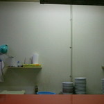 学 - (2013年11月再々訪♪)カウンター前の厨房…店主は左脇で料理を作っている。