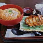 旨いとんかつ あけと - かつ丼80㌘650円たまねぎ抜き＋青じそ餃子420円