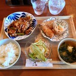 鈴木食堂 - 豚ピリ辛・あじふらい定食 (1300円)。味噌汁用の白木のくりぬき椀が手触り、口触りとも良く印象に残った。食器やトレイもすっきりした形、現代的和風の絵柄で好印象。