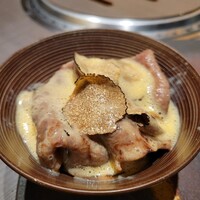佐賀牛 Sagaya 銀座 - 佐賀牛サーロインすき焼き仕立て　炊き立て土鍋白御飯  卵黄の泡立てたものがふわふわ として、 とても味わい深い。お肉と絡んで美味しいです