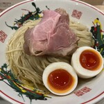 つけめん金龍 - 麺。薄い塩味の汁に浸かっている