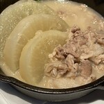 立ち呑みラッキー - 豚バラ大根煮。オススメメニューで提てます。