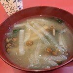 レバニラや金太郎 - なめこ、大根、ワカメのお味噌汁