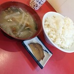 レバニラや金太郎 - 味噌汁、いぶりがっこ、大盛ご飯