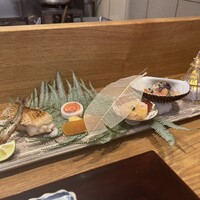 祇園 にし - ◯八寸
                    白甘鯛 松笠焼
                    琵琶湖 天然 本諸子 木の芽焼
                    自家製唐墨
                    スモークサーモンの鳴門巻
                    慈姑煎餅
                    余市 あん肝煮
                    赤貝と蝦蛄のぬた和え