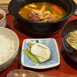 一汁三菜 - 煮込みハンバーグランチ 1870円。