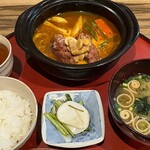 一汁三菜 - 煮込みハンバーグランチ 1870円。