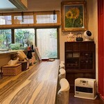 一汁三菜 - 内観。