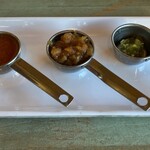 ぱぱばーぐまますいーつ - トマトソース、ガーリックソース、わさび