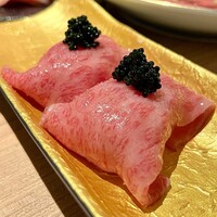 個室焼肉 さんびょうし 別邸 - 和牛炙り寿司キャビアのせ