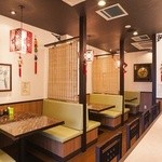 中国料理 恵莉華 -  さっと座れるテーブル席と、一人でも気楽なカウンター席