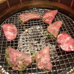 焼肉問屋 牛蔵 - ねぎタン塩焼いてます