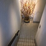 割烹 隆 - 地下に降りる階段から見るお花でーす。