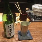 割烹 隆 - 錫のチロリに入れて戴くお酒でーす。