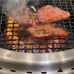 焼肉ふざん - カルビ焼いてます