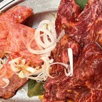 焼肉ふざん - 左カルビ   右ハラミ    カルビは既に3枚焼いてました。