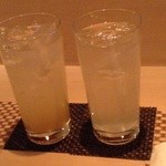 六本木すずな - 左ーグレープフルーツサワー右ーレモンサワー