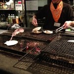 炭焼漁師小屋料理　渋谷東急本店前のひもの屋 - 入口前の焼き場