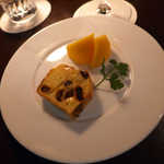 バーポラリス - さりげなく添えられる、ケークサレ（塩味の食事ケーキ）と季節のフルーツ