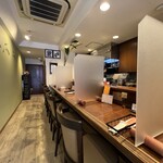 かじカレー - カウンターと入り口右にテーブル席あり