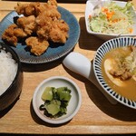 Shunsensakaba Tengu - 鶏の唐揚げと肉豆腐定食(8個)