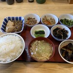 227141258 - 牛すき焼き、茄子の揚げ浸し、きんぴらごぼう、ひじき煮、ぜんまい煮、菜の花のからし和え、野沢菜漬、ごはん大、豚汁