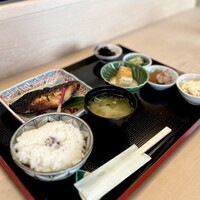 一つ木竹林草 - 銀鱈西京定食、刺身は後できます。白菜浅漬けも後でくる。リンゴは食後らへんにくる。