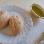 Hachiouji Nihonkaku - ブランパンはオリーブオイルを付けたり、お皿のソースをぬぐったり