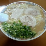 Daijinkaku - 並々のスープに濃い豚骨でクリーミーな味わい、チャーシューも美味しい、文句なしの一杯です。