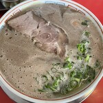 Hakata Daruma - 月見ラーメン。卵黄はスープに沈んでしまってます