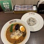 札幌スープカレー専門店エスパーイトウ - エスパーバーグ（エスパーオリジナルスープ、エスパー10番、５種類の雑穀米　小盛りの半分）