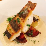 ビストロ カフェ デリ ポキナ369 - スズキのポワレ　皮がパリッと。　付け合わせさつまいもも美味しい。