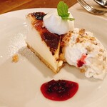 ビストロ カフェ デリ ポキナ369 - チーズケーキとナッツのアイス
