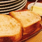 ビストロ カフェ デリ ポキナ369 - 自家製フォカッチャ絶品　