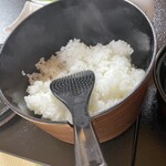 貴船べにや - ご飯はお櫃で提供。１人では結構な量