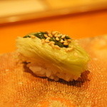 鮨 おさむ - 貝割れのお浸しの握り。しゃきしゃきした歯ごたえがたまりません。