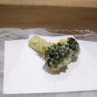 天麩羅 安藤 - じっくり揚げて甘味を出した、オリーブオイルの風味が加わった最高のホクホクブロッコリーです