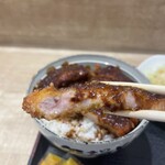 名古屋名物 みそかつ 矢場とん - カツは、肉感たっぷりですが、やや固い(＾ｰ^)