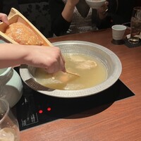 博多華味鳥 銀座4丁目店 - お店のスタッフさんが、熟練の技で鳥のつくね団子を入れていきます
