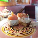 カフェ デ アゲンダ - 桃のレアチーズケーキ（左）と桃のムースタルト　痛恨のミス。めっちゃ似てた。レアチーズケーキを桃のクレープにしたらよかったー(T_T)　