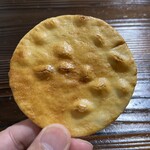 本炭火手焼きせんべい　川村商店 - キリッとした醤油味が特徴でパリッと香ばしい