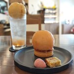 Cafe & sweets Cherfi - まるごと桃のタルトとフィズ桃　ピスタチオ以外で初めてシェルフィさんへ。
                      桃も美味しい♪