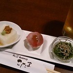 Kotama - お通しです。　3つ乗ってて、うれしいです！白身魚のすり身・毬寿司・めかぶの和え物