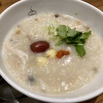 おかゆと麺のお店　粥餐庁 - 五穀の生姜サムゲタン粥に近づいて